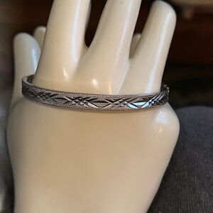 Vintage silver tone etched hinged bangle bracelet